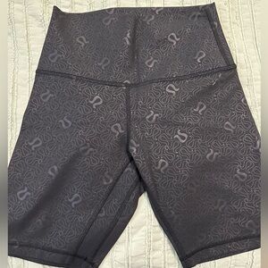 Women’s Lululemon Align 6” shorts. Size 6
